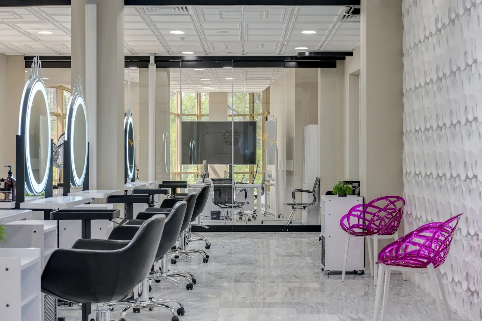 Espace coiffure chic avec fauteuils et grands miroirs
