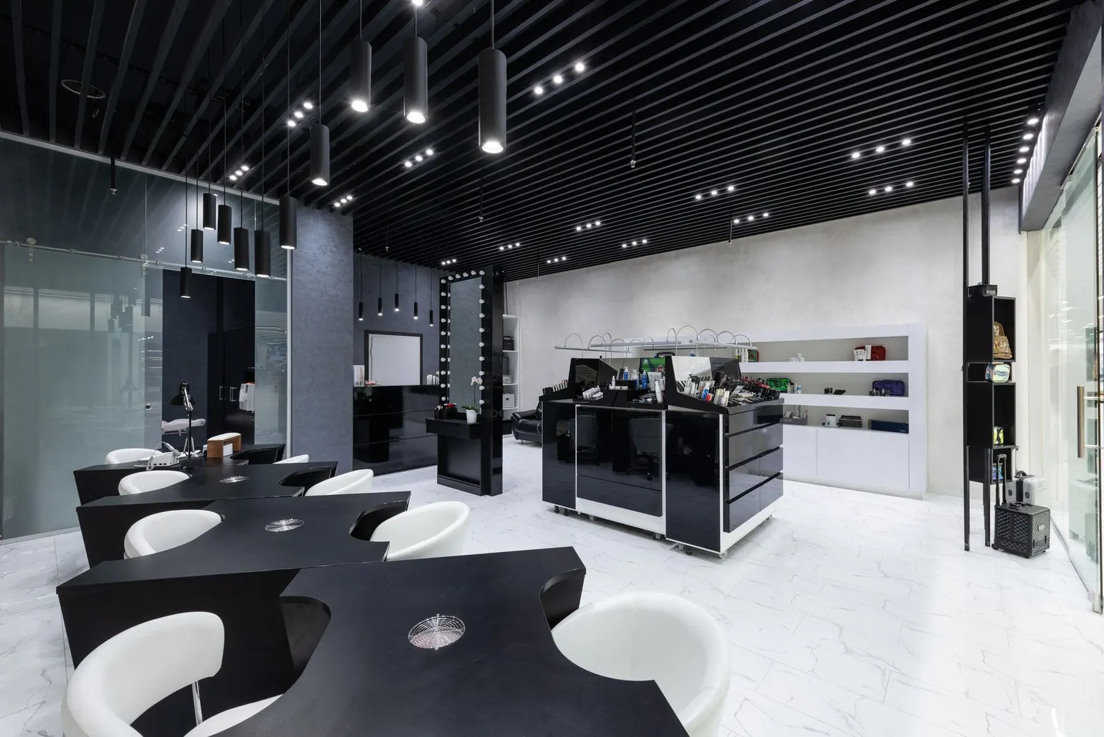 Mobilier contemporain et jeu de lumières du salon